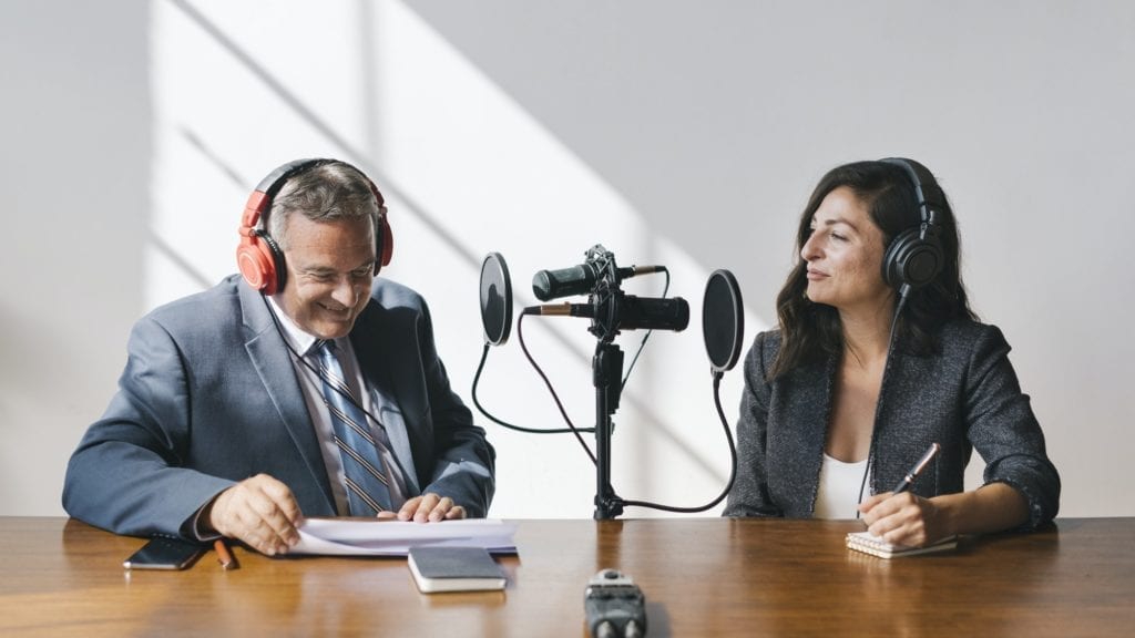 Cómo crear un Podcast 2 Personas grabando un podcast