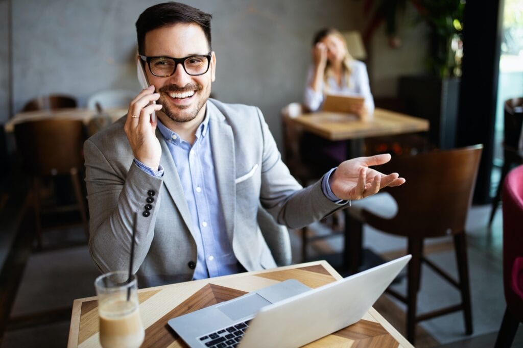 ¿Por qué tu negocio necesita un Sitio Web? 2 Empresario contento con sus ventas