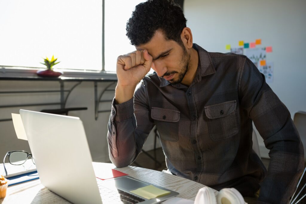 ¿Tu Sitio Web Está Preparado Para Campañas En Redes Sociales? 2 Empresario pierde dinero emprendedor