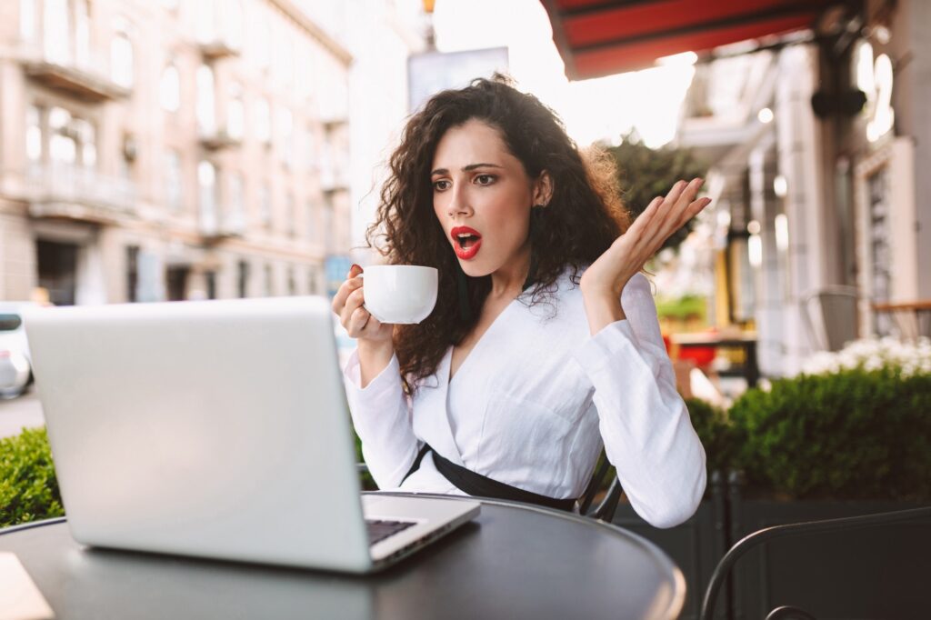 ¡Web Hosting GRATIS! - Ventajas y Desventajas 2 mujer decepcionada en su computadora