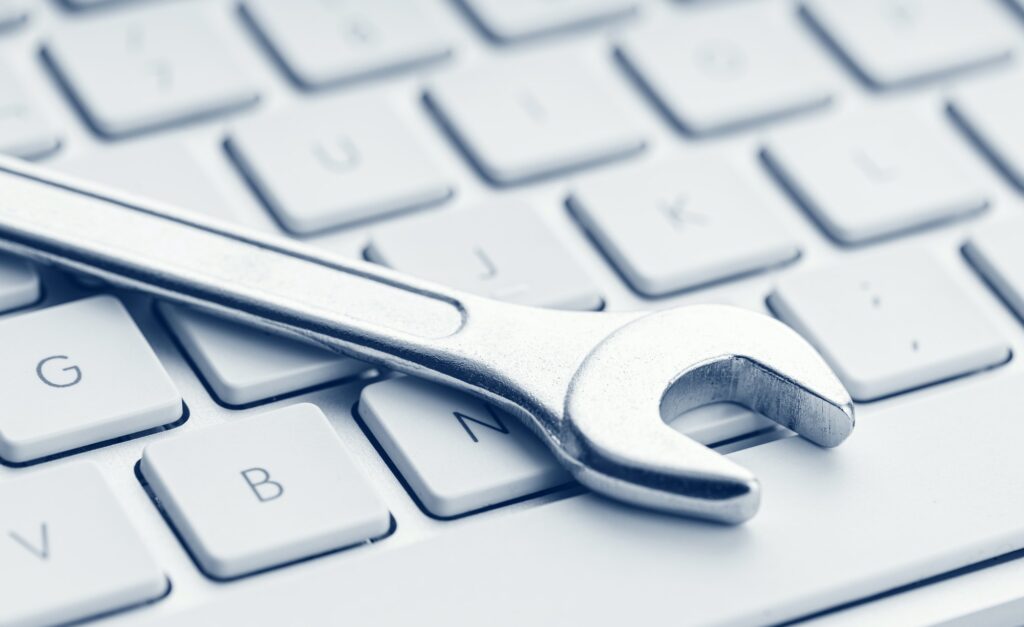 Cómo activar el modo mantenimiento en tu sitio web de WordPress 2 Wrench on computer keyboard