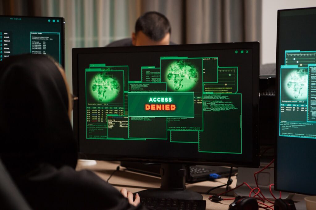¿Qué son los ataques DDoS? 1 Back view of female hacker get access denied