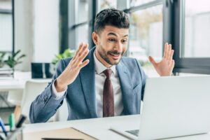 Hombre sorprendido con computadora